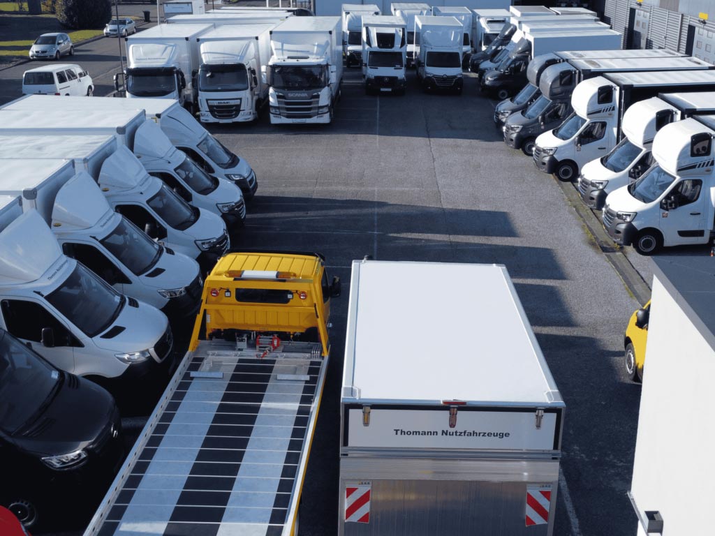 Parkplatz mit Transportern und LKW